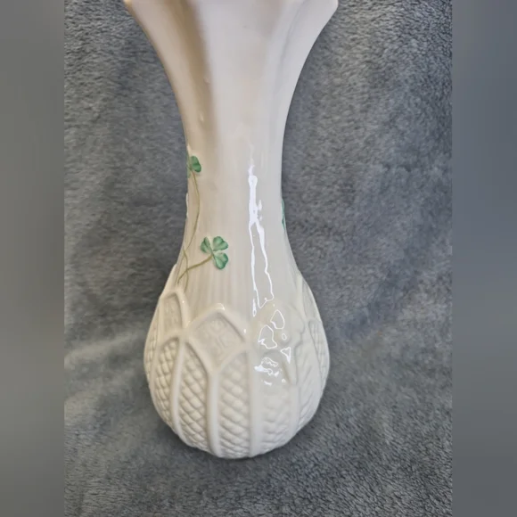 Vintage Belleek Rock Of Cashel Vase Beige Color With Some Green Leaves - Picture 4 of 8